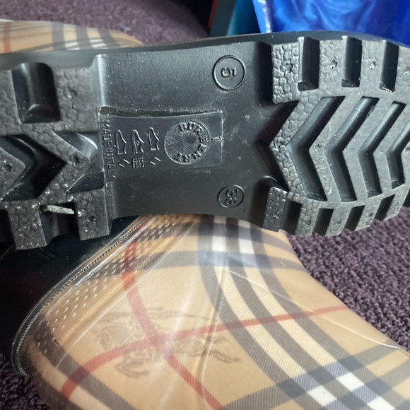 Burberry rainboots-  size 38 - great condition... - Picture 4 of 5